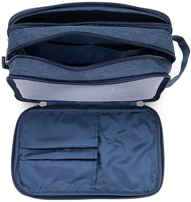 Intérieur de la trousse avec produits de toilette organisés