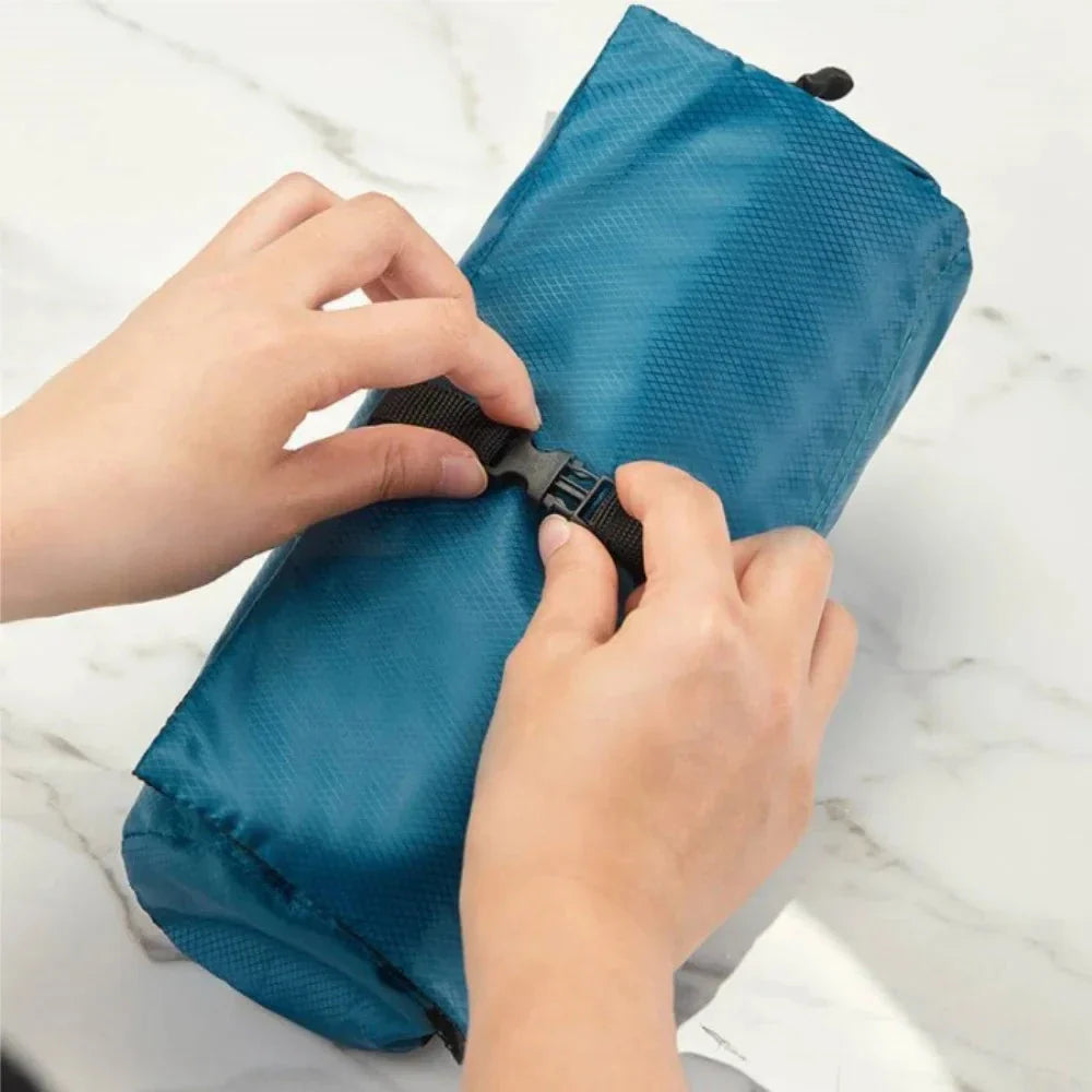 Vue intérieure de la trousse avec compartiments ouverts