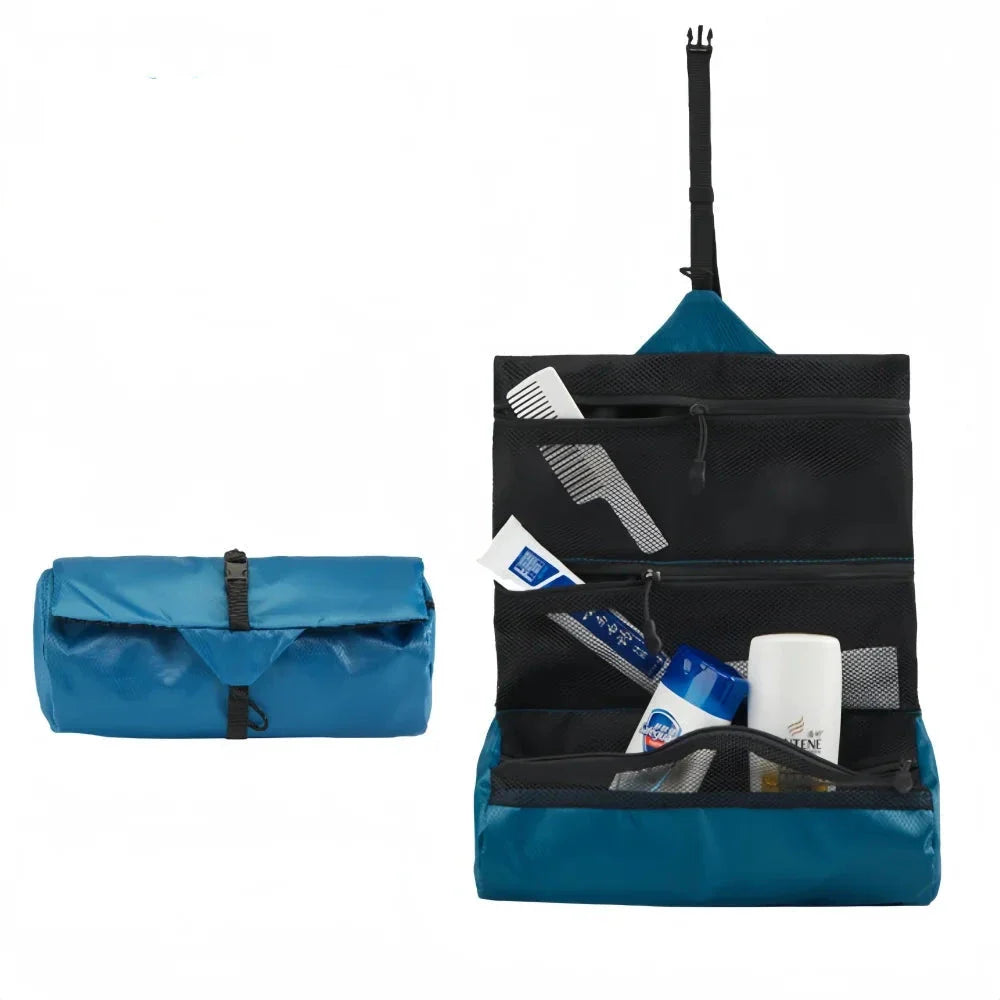 Trousse accrochée dans une salle de bain, accessoires visibles