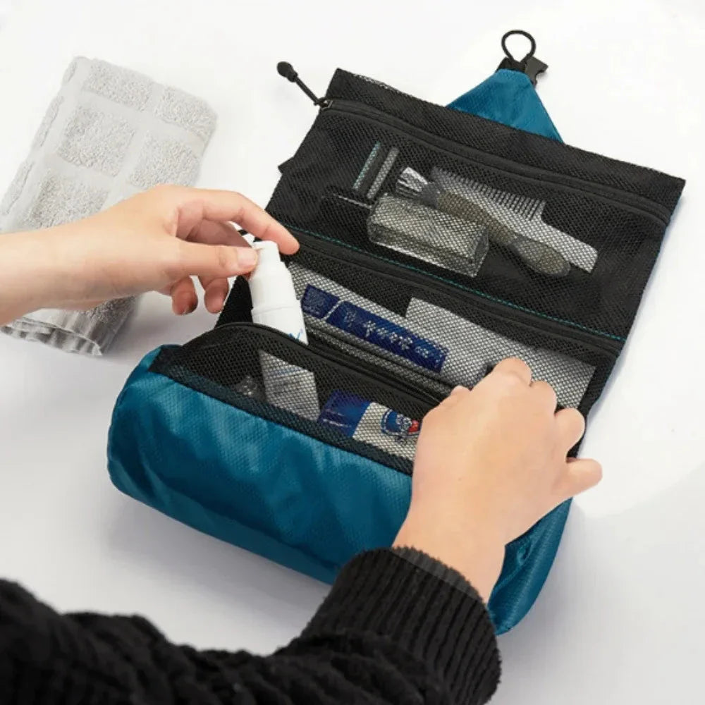 Trousse de toilette suspendue avec crochet visible