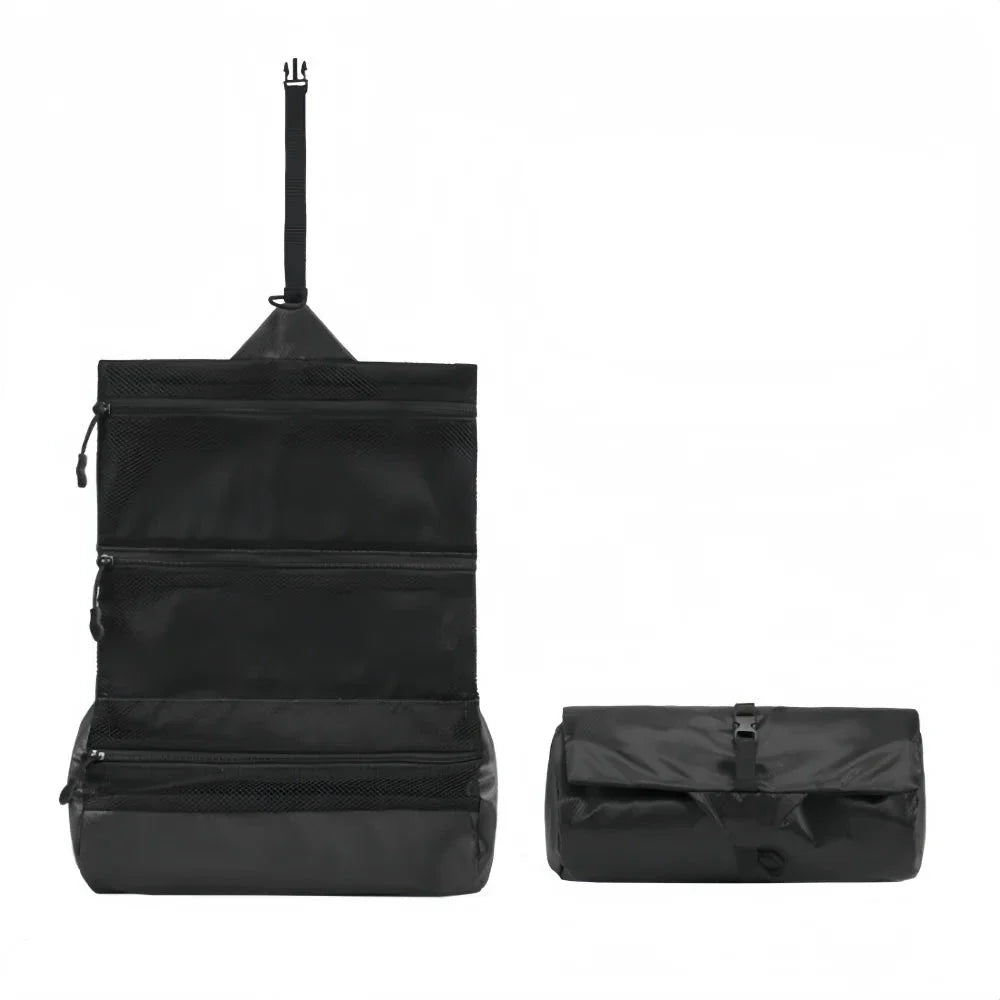 Trousse de toilette noire posée sur une surface en bois