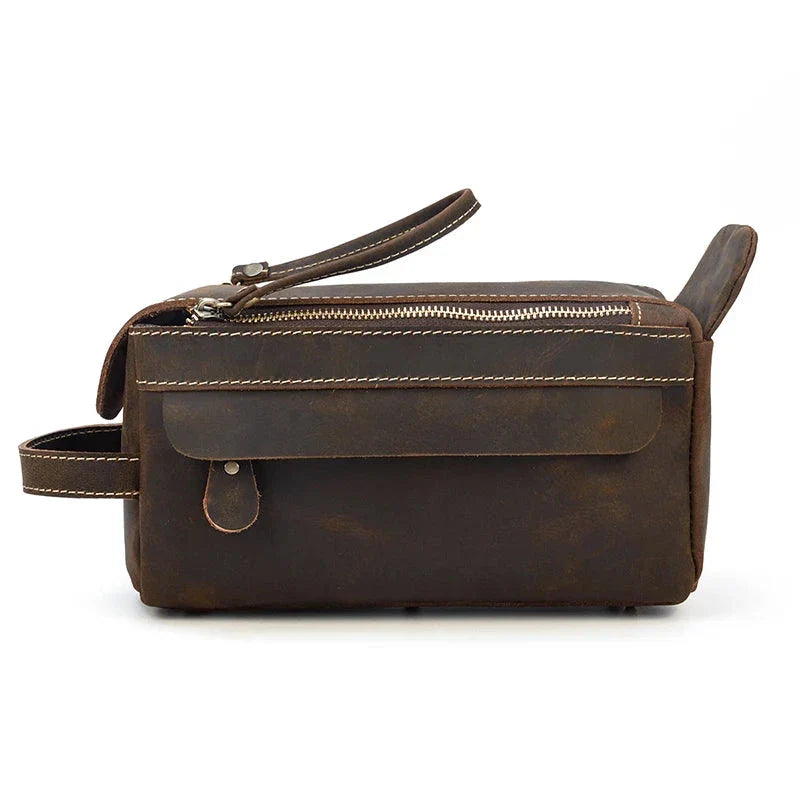 Vue de face de la trousse en cuir marron clair
