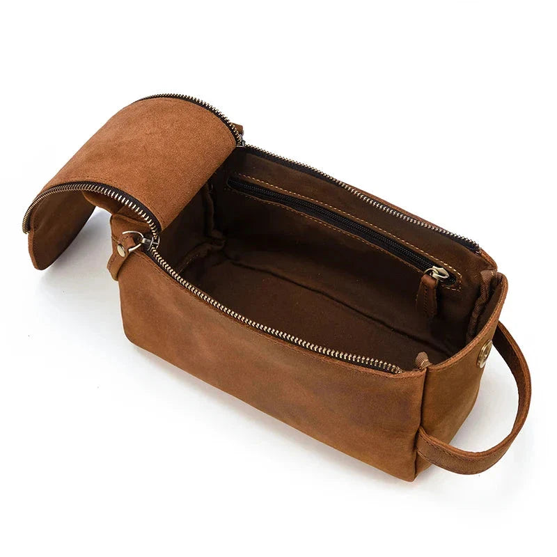 Vue latérale de la trousse en cuir marron foncé
