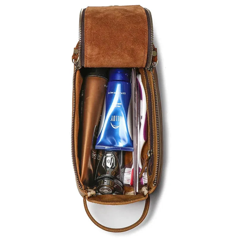 Détail du cuir patiné de la trousse vintage