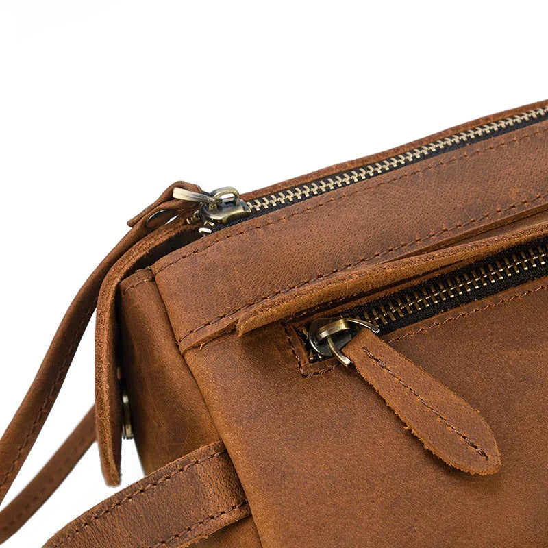 Trousse de toilette ouverte montrant les compartiments