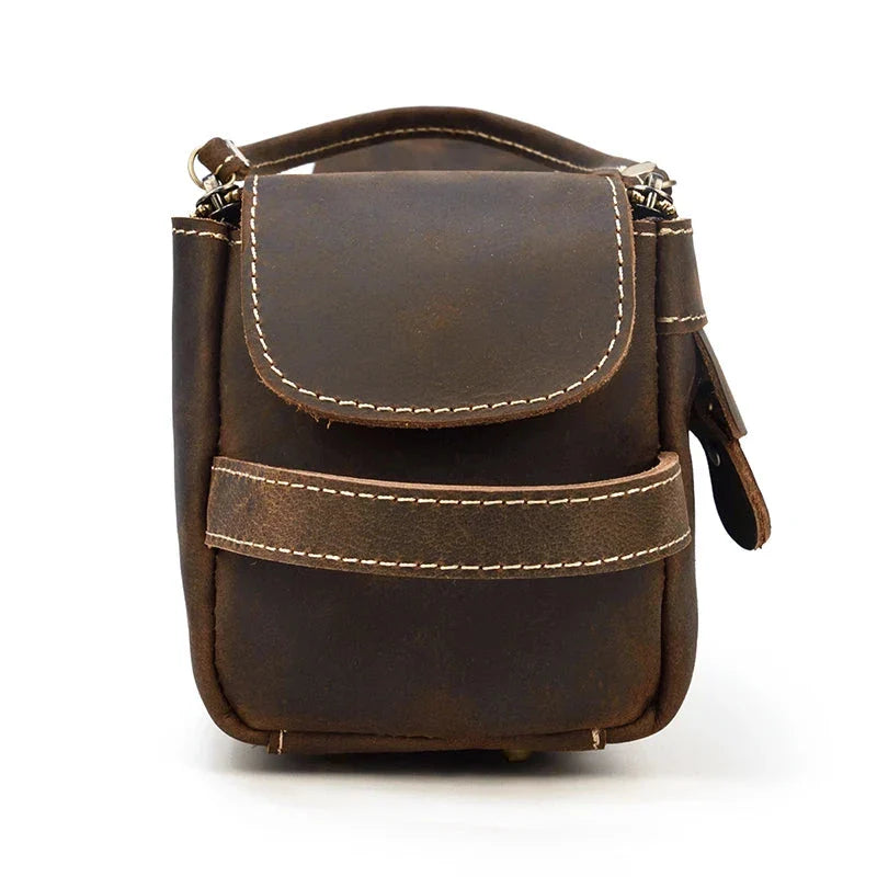 Trousse en cuir posée sur une surface en bois