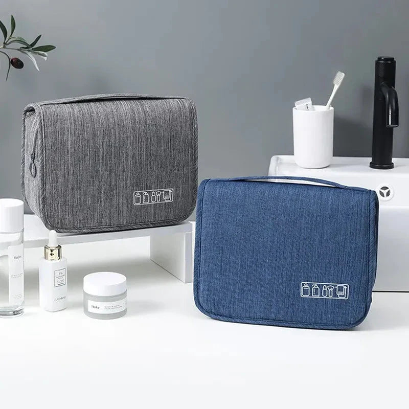 Trousse de toilette suspendue avec crochet visible