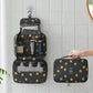 Trousse ouverte montrant les espaces pour produits de toilette