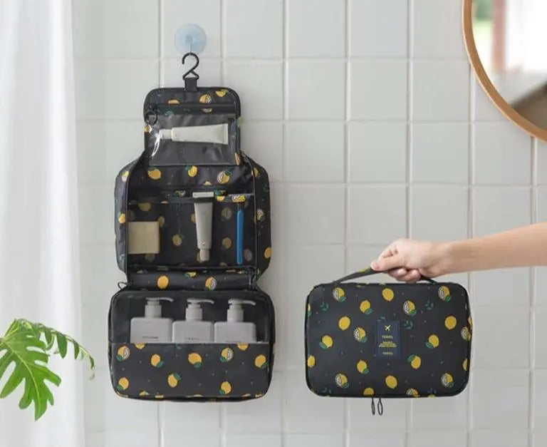 Trousse ouverte montrant les espaces pour produits de toilette