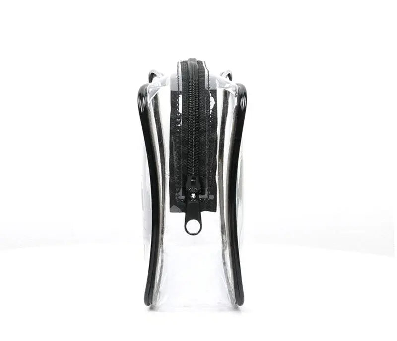 Vue de côté d'une trousse de toilette transparente spacieuse