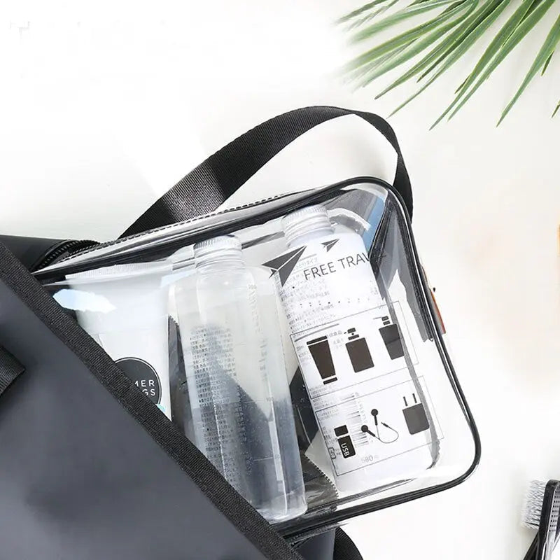 Trousse de toilette transparente montrant des flacons de voyage