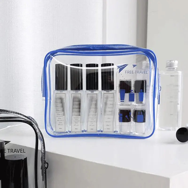 Trousse de toilette bleue transparente posée sur une surface blanche