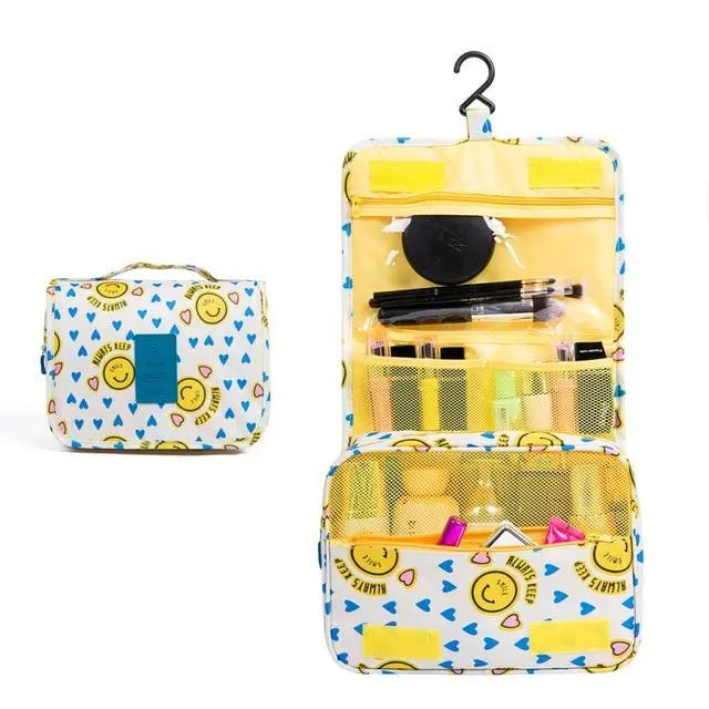Trousse de toilette jaune suspendue avec compartiments visibles