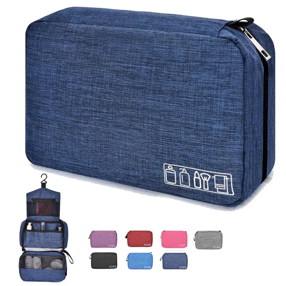 Trousse suspendue dans une salle de bain moderne