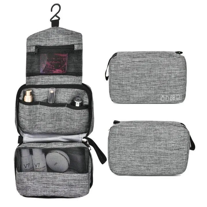 Trousse de toilette grise posée sur une surface blanche