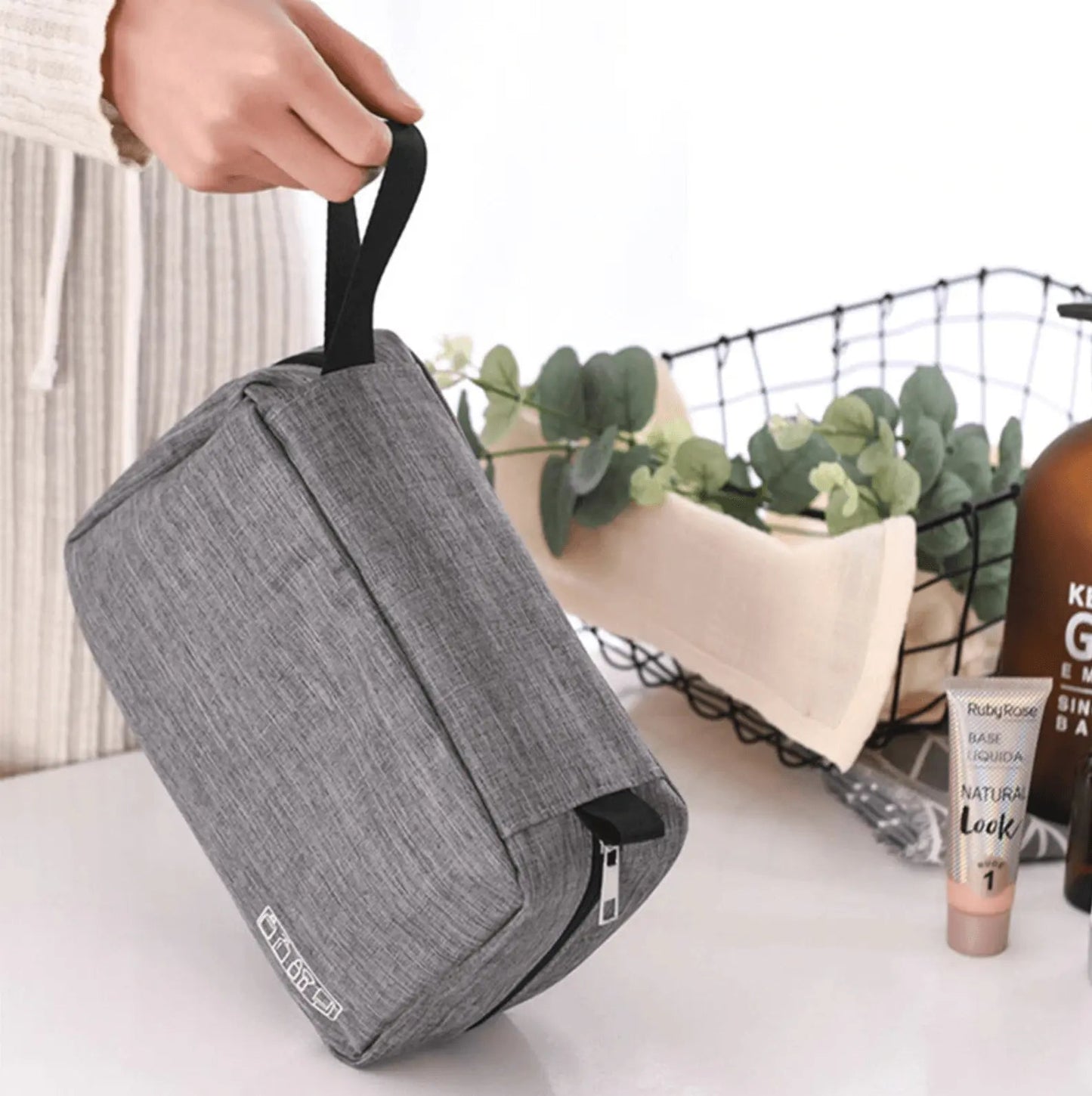 Vue intérieure de la trousse avec plusieurs compartiments