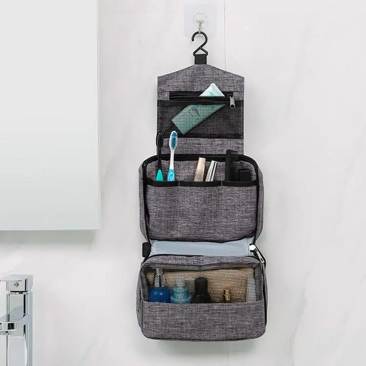 Trousse de toilette grise suspendue avec crochet visible