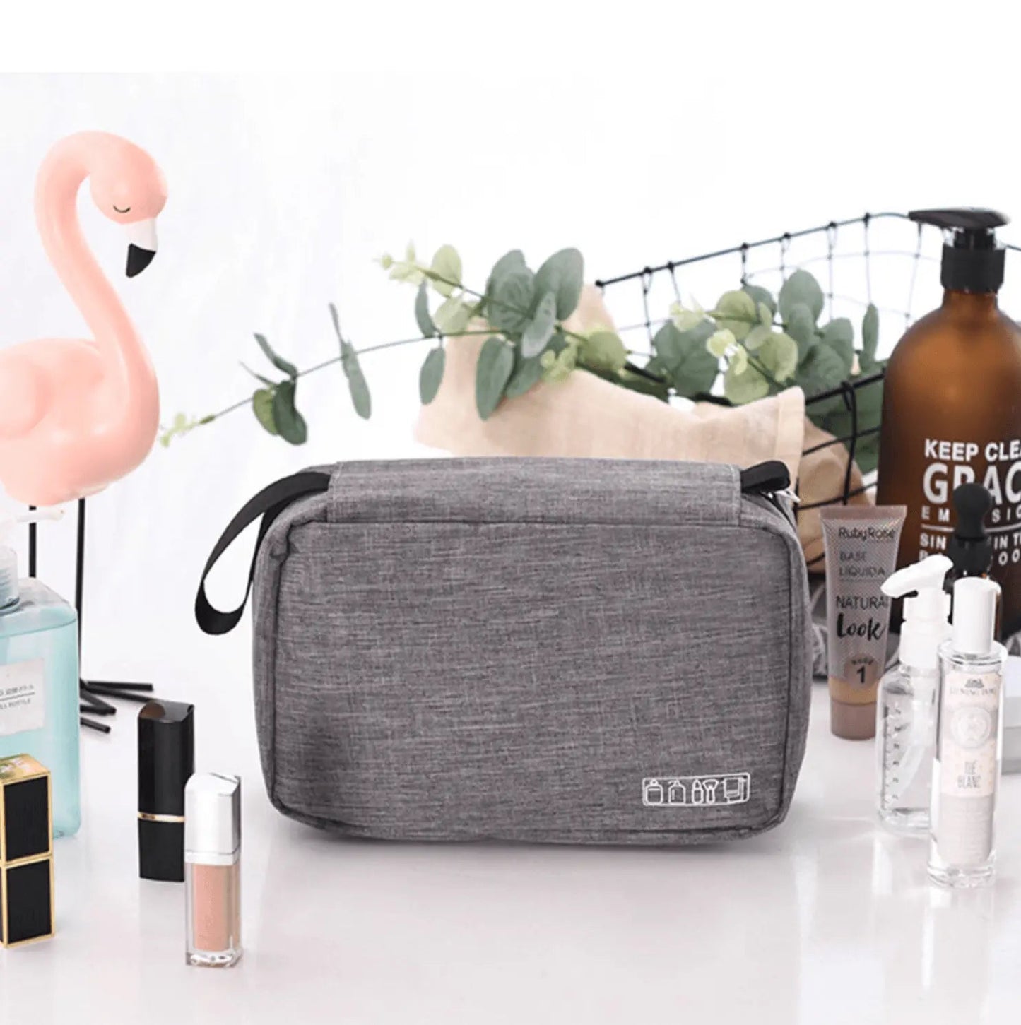 Trousse de toilette ouverte montrant les poches de rangement