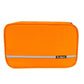 Trousse de toilette orange, posée sur une surface plane