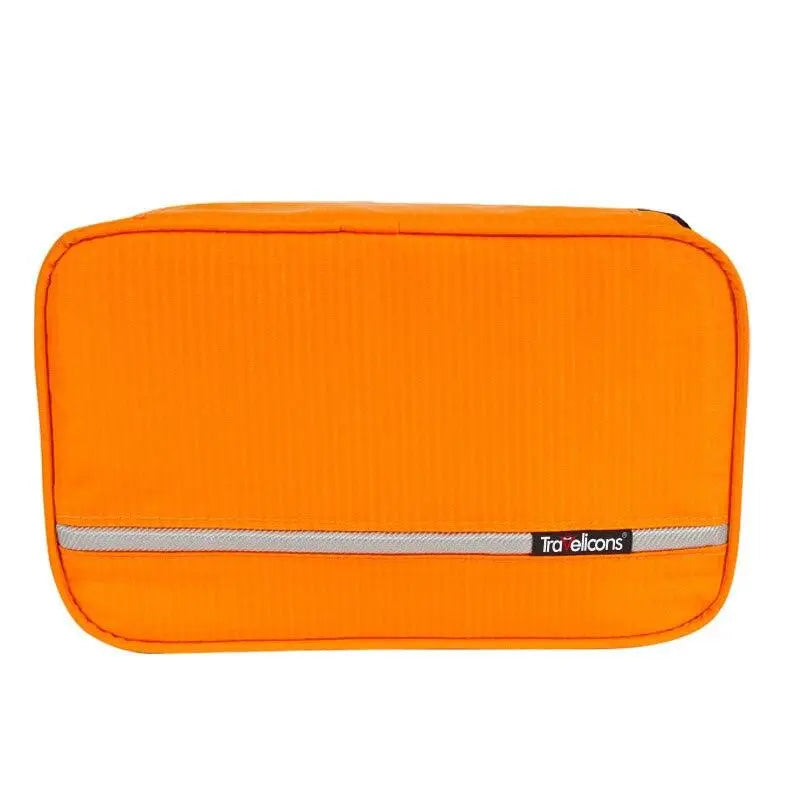Trousse de toilette orange, posée sur une surface plane