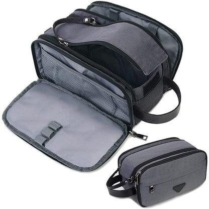 Trousse grise en contexte de voyage, avec articles de toilette