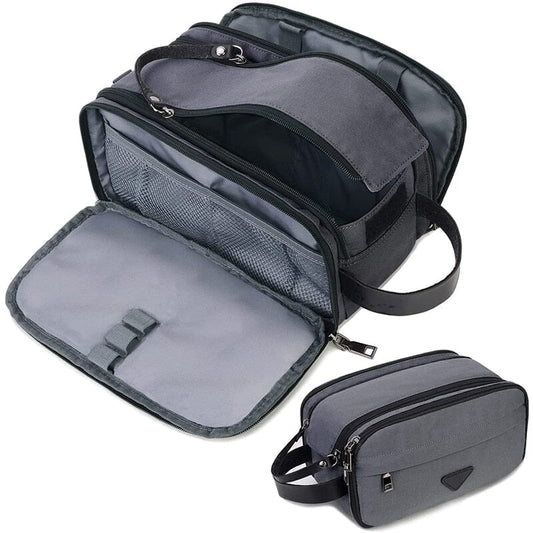 Trousse grise en contexte de voyage, avec articles de toilette