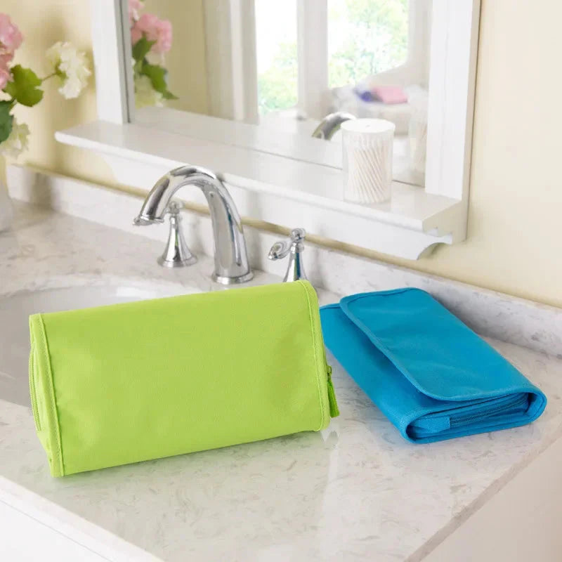 Trousse de toilette suspendue avec plusieurs compartiments visibles