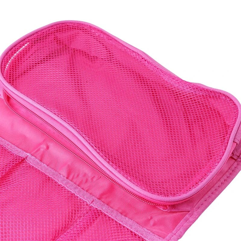 Trousse suspendue avec produits de toilette rangés