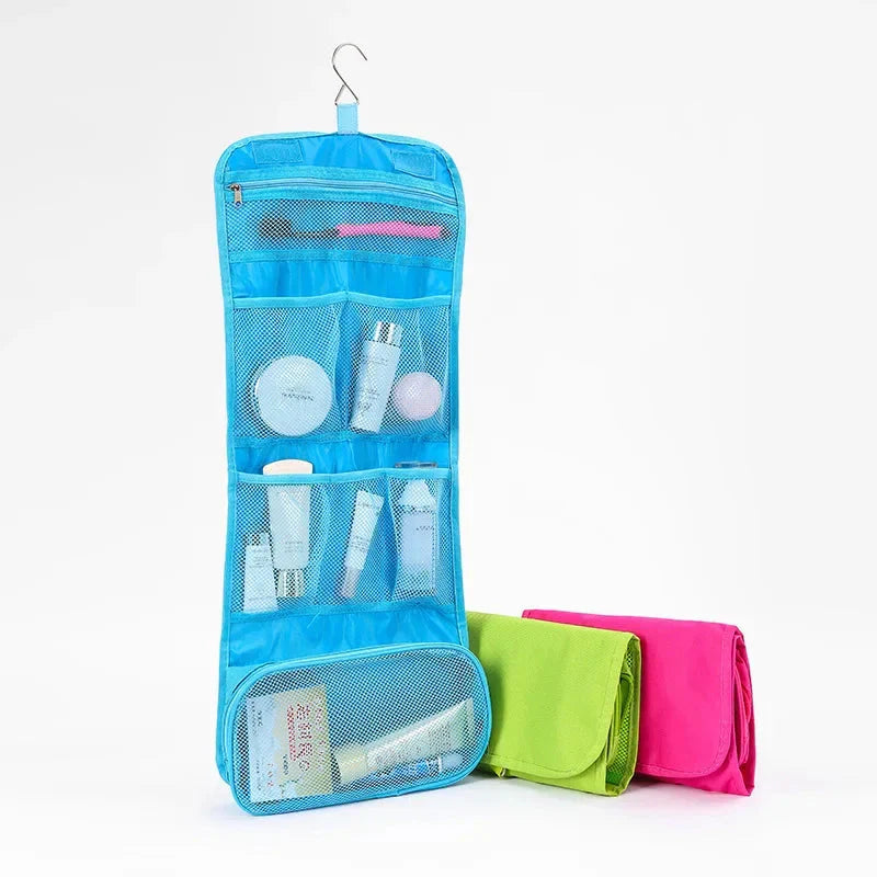 Trousse bleu ciel avec plusieurs poches ouvertes