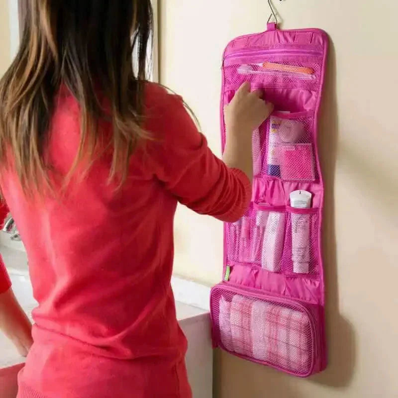 Trousse de toilette rose avec compartiments ouverts