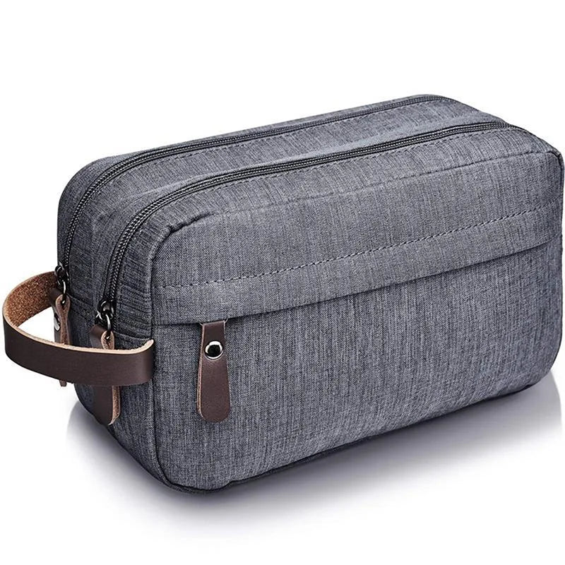 Trousse de toilette grise posée sur une surface blanche