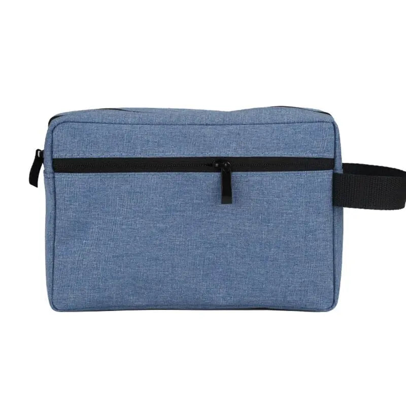Trousse de toilette bleu ciel posée sur une surface plane