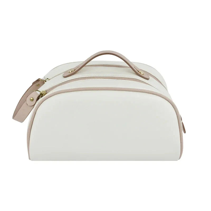 Intérieur spacieux d'une trousse de toilette ouverte, compartiment principal