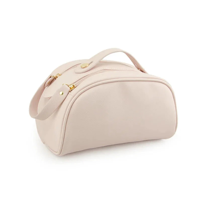 Vue de côté d'une trousse de toilette élégante avec zips dorés
