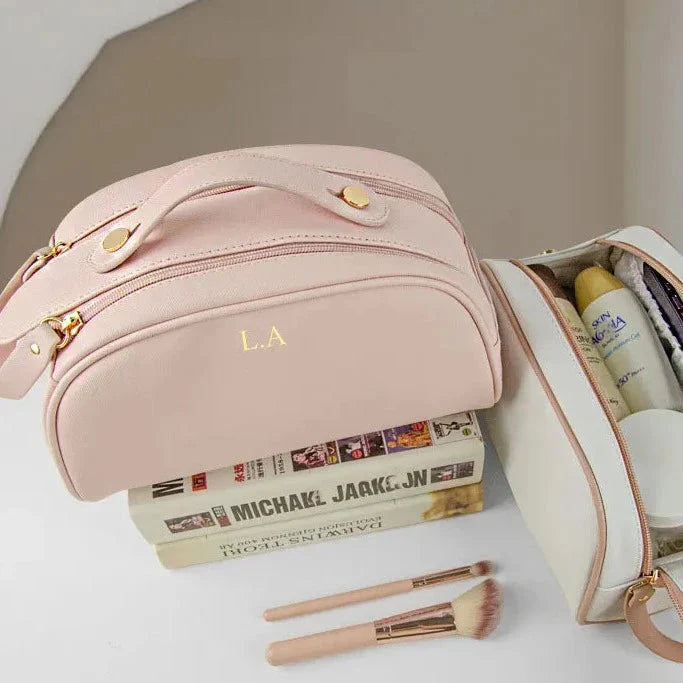 Trousse de toilette rose avec initiales personnalisées en lettres dorées
