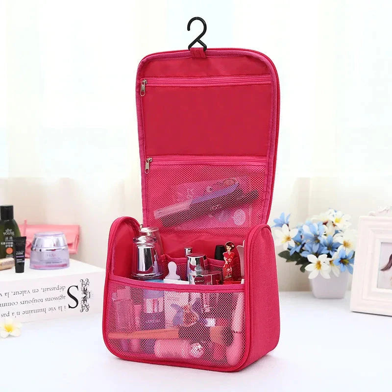 Vue de côté d'une trousse de toilette compacte et légère