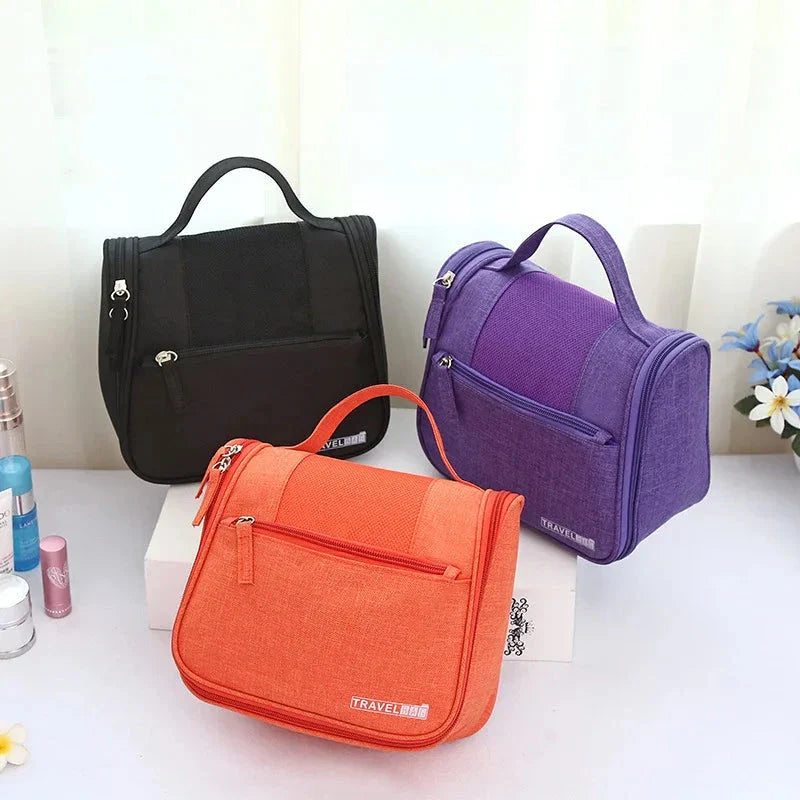 Intérieur compartimenté d'une trousse de toilette pour voyage