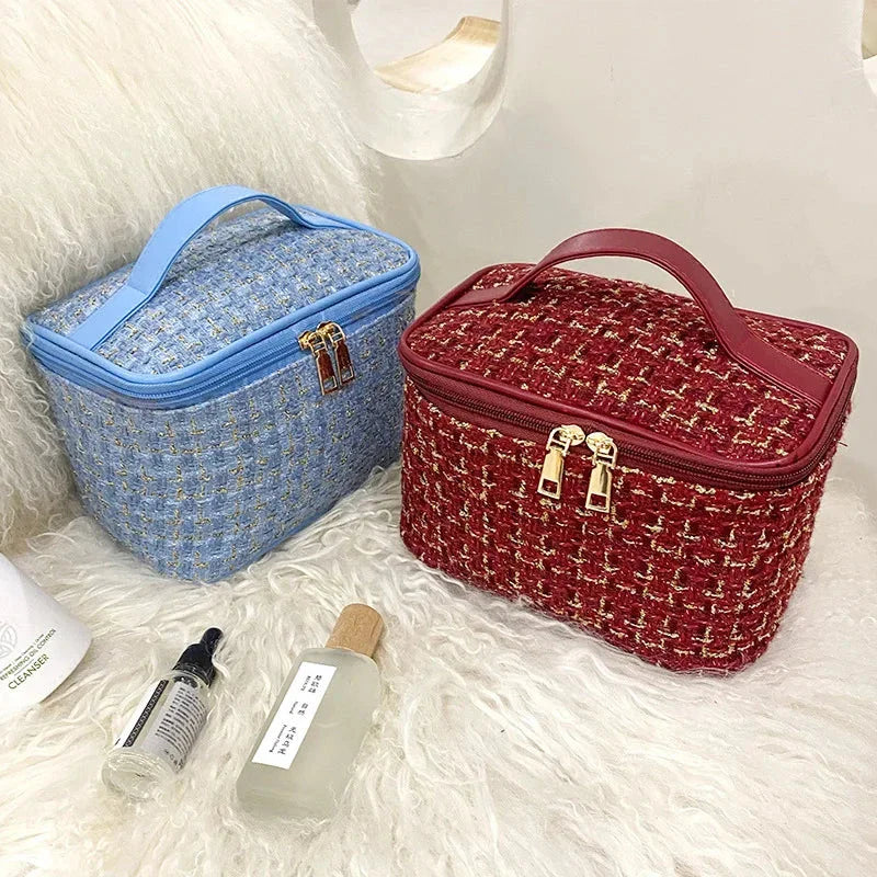 Trousse de toilette bleue avec pochettes internes visibles