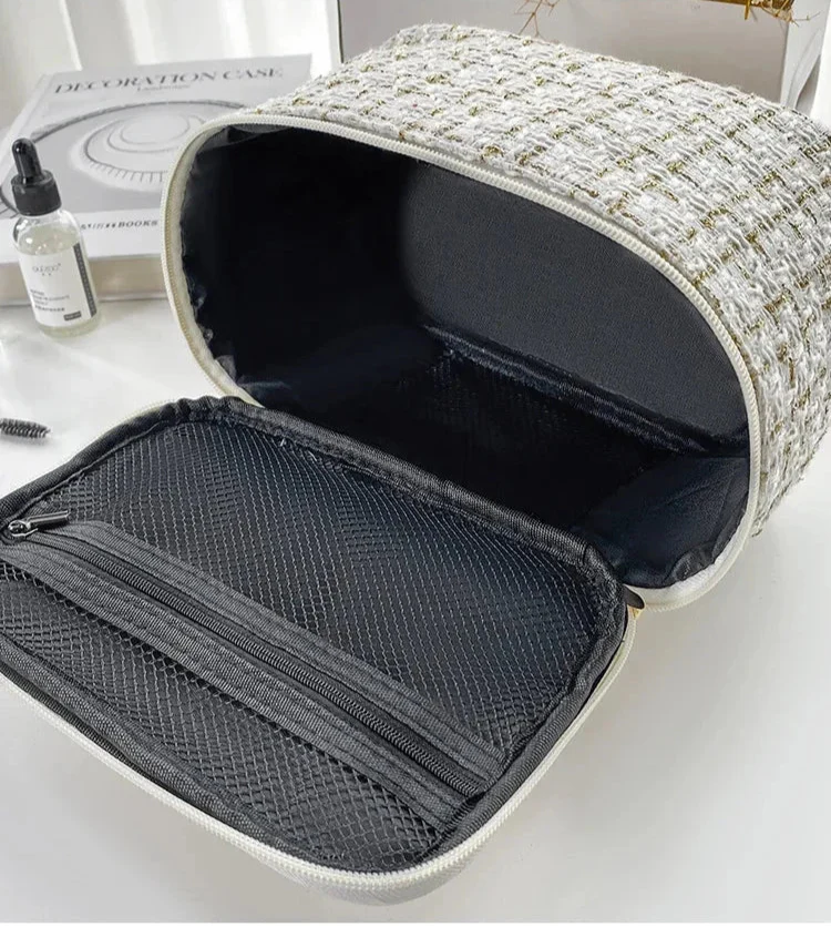 Détail de la fermeture à zip d'une trousse élégante
