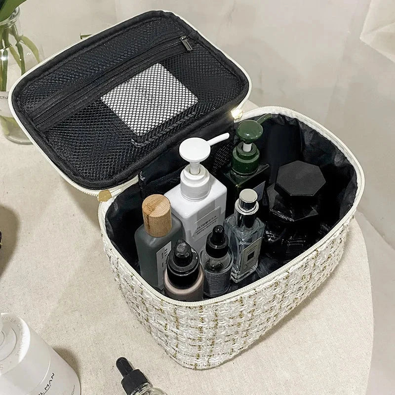 Trousse de toilette femme en nylon beige avec poignée
