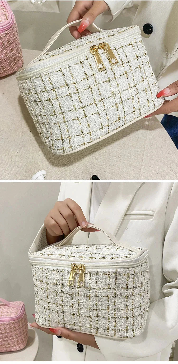 Trousse de toilette ouverte montrant des produits de beauté