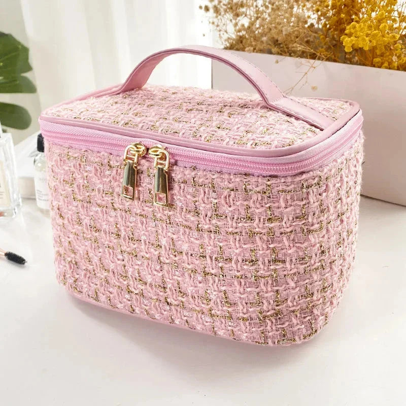 Vue de dessus d'une trousse de toilette avec fermeture éclair
