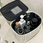 Trousse de toilette rose posée sur une table en bois