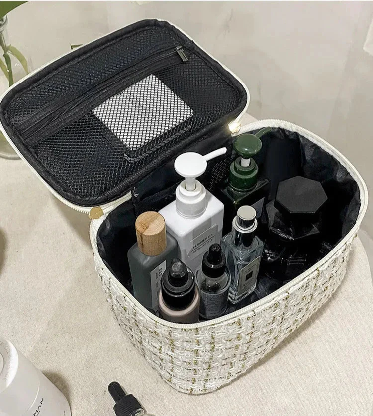 Trousse de toilette rose posée sur une table en bois