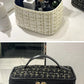 Vue latérale d'une trousse de toilette en polyester noir