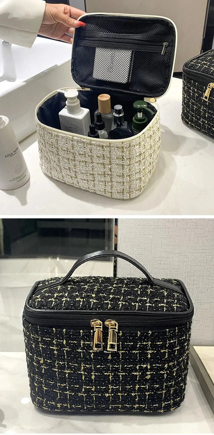 Vue latérale d'une trousse de toilette en polyester noir