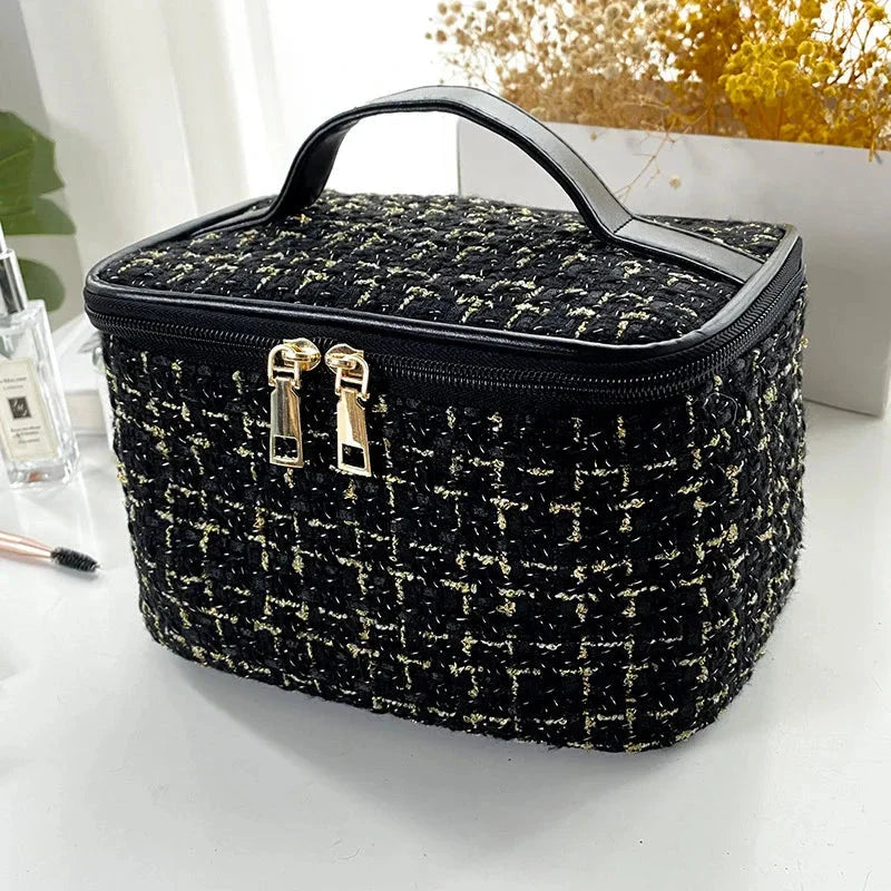 Trousse de toilette noire avec design moderne et pratique