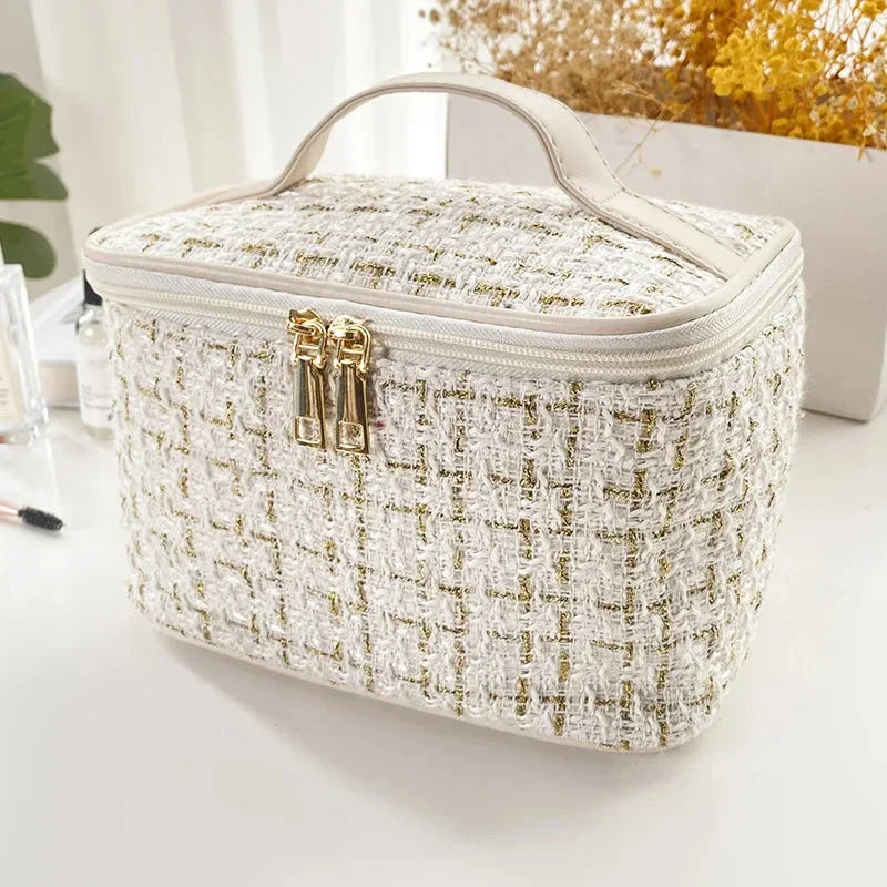 Trousse de toilette blanche avec compartiment principal spacieux