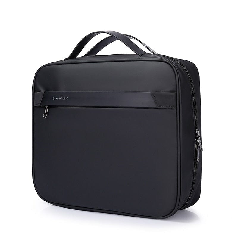 Trousse de toilette ouverte avec produits de soin organisés