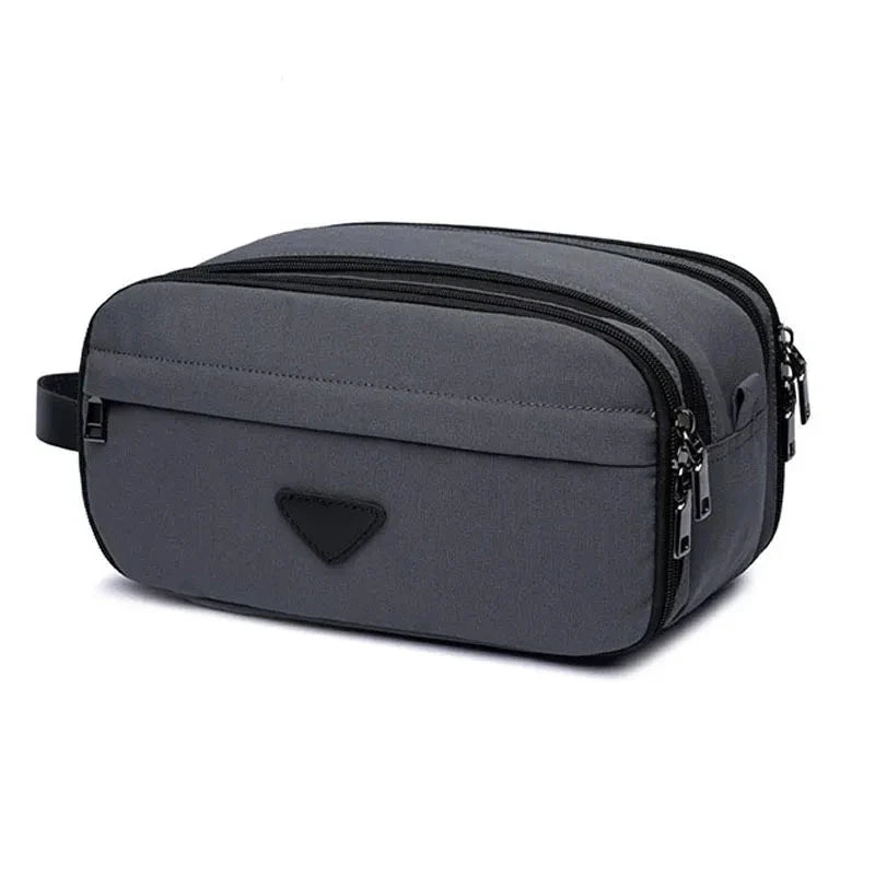 Trousse de toilette ouverte montrant son grand compartiment principal